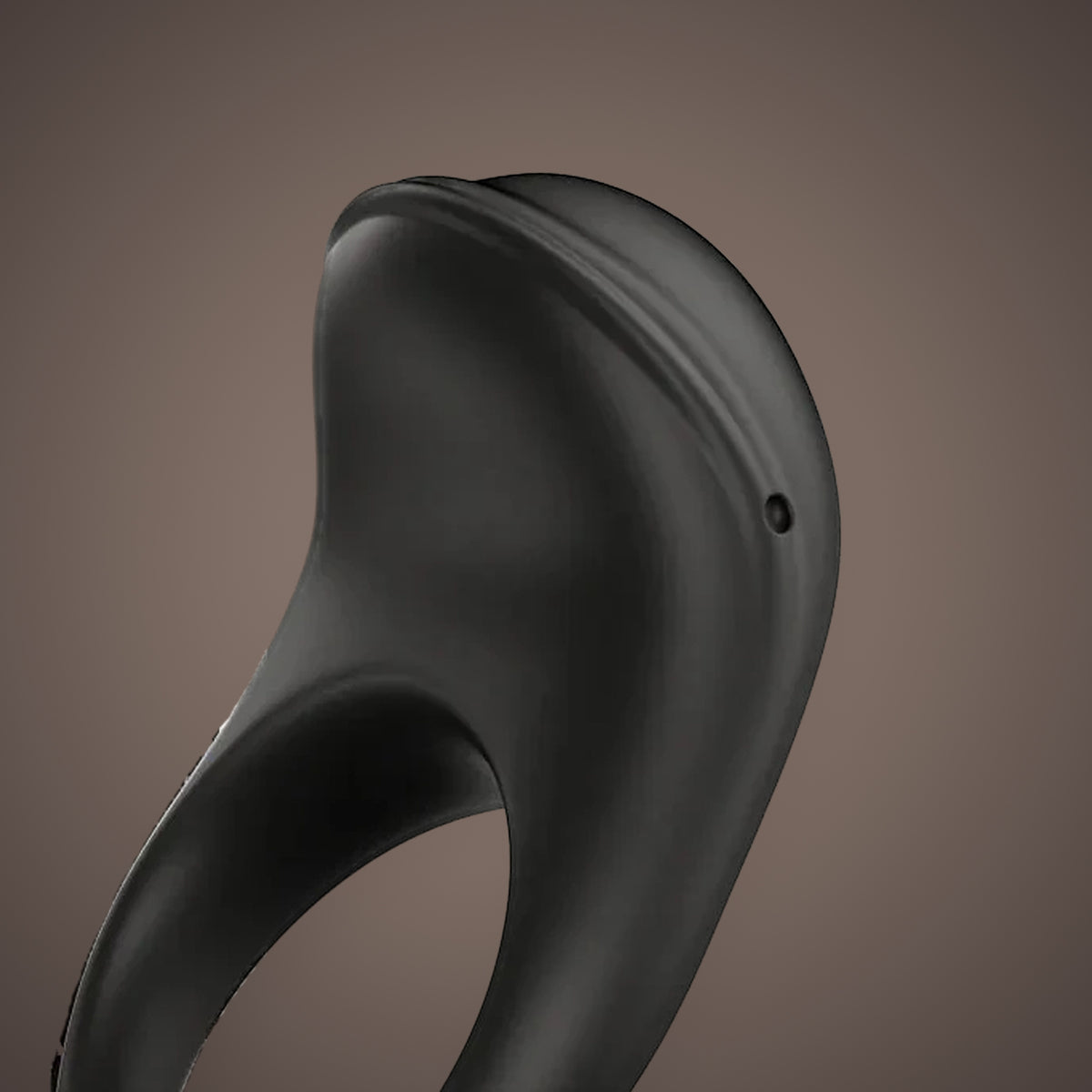 Siskin, app-controlled vibrating ring, close-up of the ridged top and the charging port (Black)