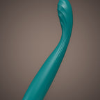 Kea, slim G-spot vibrator with rippled tip, close-up of the rippled tip (Green)